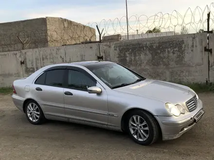 Mercedes-Benz C 200 2000 года за 2 550 000 тг. в Усть-Каменогорск – фото 3