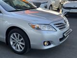 Toyota Camry 2011 года за 7 600 000 тг. в Шымкент – фото 2