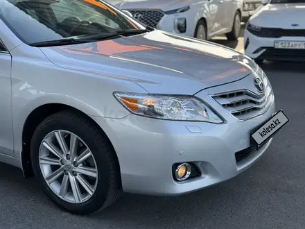 Toyota Camry 2011 года за 7 600 000 тг. в Шымкент – фото 2
