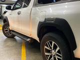 Пороги наружние (подножки) для Toyota HILUX 2015-2023 за 120 000 тг. в Караганда – фото 2
