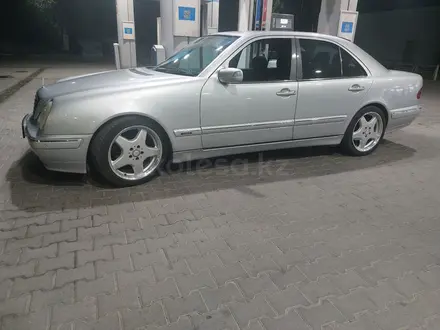 Mercedes-Benz E 320 2001 года за 6 500 000 тг. в Тараз – фото 2