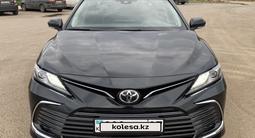 Toyota Camry 2023 года за 15 200 000 тг. в Астана – фото 2