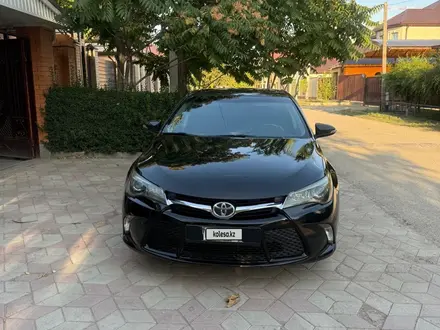 Toyota Camry 2017 года за 6 500 000 тг. в Атырау