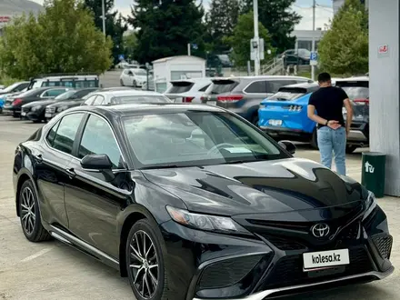 Toyota Camry 2022 года за 12 000 000 тг. в Актобе – фото 2