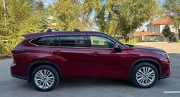 Toyota Highlander 2022 года за 26 500 000 тг. в Алматы – фото 4