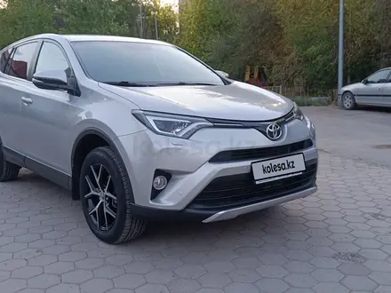 Toyota RAV4 2019 года за 11 900 000 тг. в Актобе – фото 2