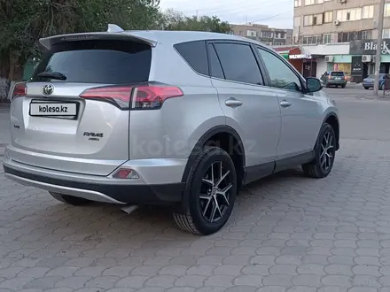 Toyota RAV4 2019 года за 11 900 000 тг. в Актобе – фото 3