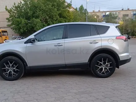 Toyota RAV4 2019 года за 11 900 000 тг. в Актобе – фото 5
