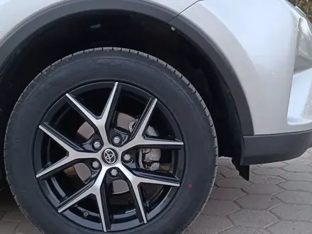 Toyota RAV4 2019 года за 11 900 000 тг. в Актобе – фото 17