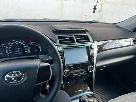 Toyota Camry 2014 года за 9 000 000 тг. в Актобе – фото 16