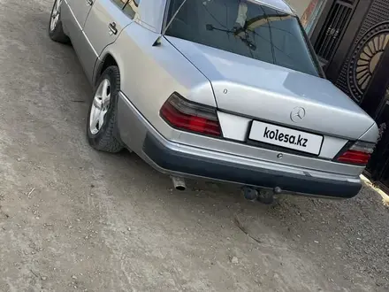 Mercedes-Benz E 250 1993 года за 2 300 000 тг. в Жезказган – фото 2