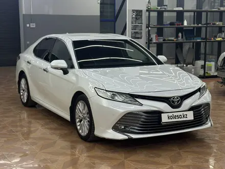 Toyota Camry 2019 года за 14 200 000 тг. в Шымкент – фото 2