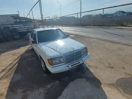 Mercedes-Benz E 200 1987 года за 850 000 тг. в Алматы – фото 2