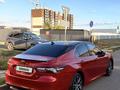 Toyota Camry 2022 года за 12 500 000 тг. в Уральск – фото 2