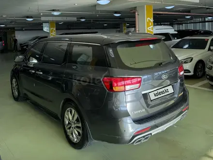 Kia Carnival 2016 года за 15 500 000 тг. в Алматы – фото 4