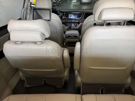 Kia Carnival 2016 года за 15 500 000 тг. в Алматы – фото 21