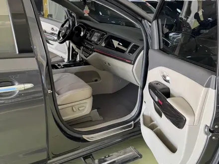 Kia Carnival 2016 года за 15 500 000 тг. в Алматы – фото 22