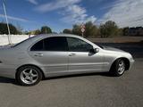 Mercedes-Benz C 200 2000 года за 2 500 000 тг. в Караганда – фото 2