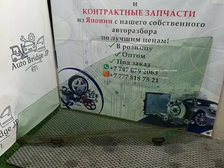 Стекло двери переднее левое Toyota Camry ACV30 за 2 535 тг. в Алматы