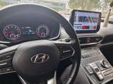 Hyundai Santa Fe 2022 года за 17 500 000 тг. в Уральск – фото 3