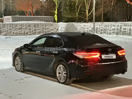 Toyota Camry 2018 года за 12 300 000 тг. в Астана – фото 4