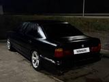BMW M5 1992 года за 1 650 000 тг. в Актобе – фото 2