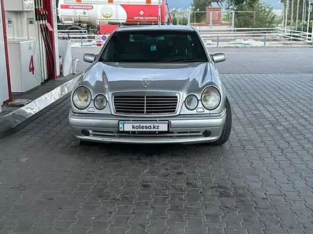 Mercedes-Benz E 320 1997 года за 5 500 000 тг. в Отеген-Батыр – фото 3