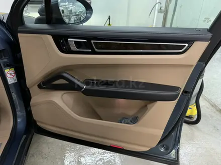 Porsche Cayenne 2018 года за 24 750 000 тг. в Караганда – фото 20
