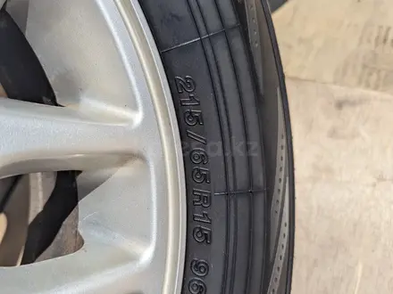 Диски с шинами от Ниссан Эльгранд Е50 Yokohama Bluearth 215/65R15, 6*139.7 за 120 000 тг. в Алматы – фото 5