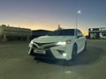 Toyota Camry 2020 года за 11 500 000 тг. в Актобе – фото 2