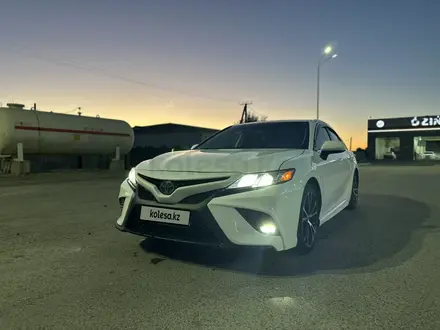 Toyota Camry 2020 года за 11 500 000 тг. в Актобе – фото 2