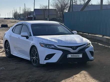 Toyota Camry 2020 года за 11 500 000 тг. в Актобе – фото 15