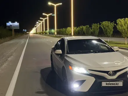 Toyota Camry 2020 года за 11 500 000 тг. в Актобе – фото 17