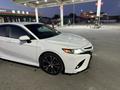 Toyota Camry 2020 года за 11 500 000 тг. в Актобе – фото 4