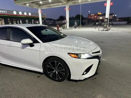 Toyota Camry 2020 года за 11 500 000 тг. в Актобе – фото 4