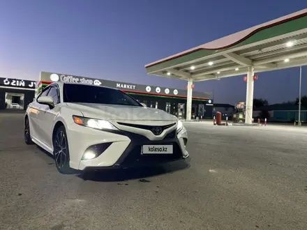 Toyota Camry 2020 года за 11 500 000 тг. в Актобе – фото 3
