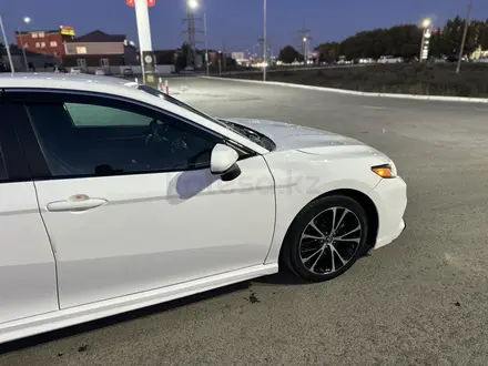 Toyota Camry 2020 года за 11 500 000 тг. в Актобе – фото 5