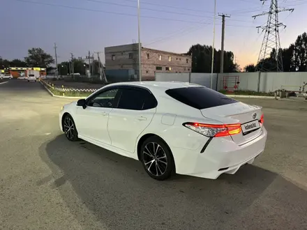 Toyota Camry 2020 года за 11 500 000 тг. в Актобе – фото 8