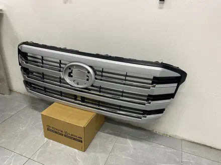 Решётка радиатора Toyota LC 300 ORIGINAL под камеру за 300 000 тг. в Алматы – фото 2