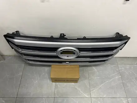 Решётка радиатора Toyota LC 300 ORIGINAL под камеру за 300 000 тг. в Алматы – фото 3