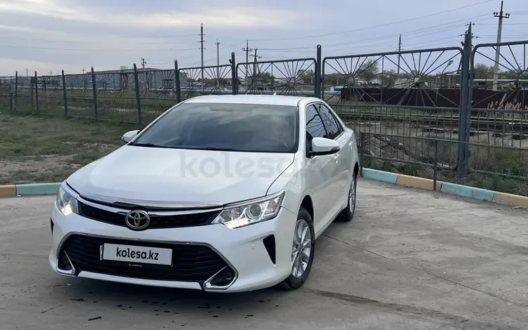 Toyota Camry 2017 года за 10 500 000 тг. в Атырау