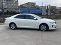 Toyota Camry 2017 года за 10 500 000 тг. в Атырау – фото 2