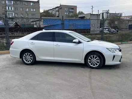 Toyota Camry 2017 года за 10 500 000 тг. в Атырау – фото 2