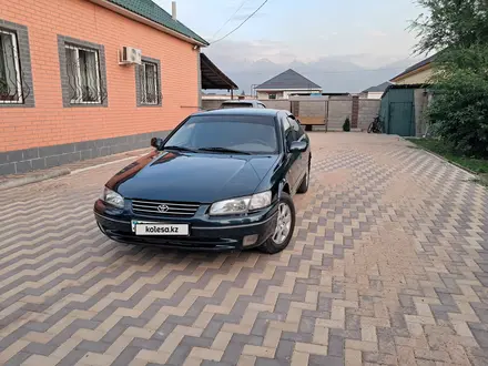 Toyota Camry 1998 года за 3 400 000 тг. в Алматы – фото 2