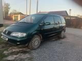 Volkswagen Sharan 1998 года за 2 500 000 тг. в Караганда