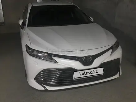 Toyota Camry 2018 года за 13 800 000 тг. в Актобе – фото 2