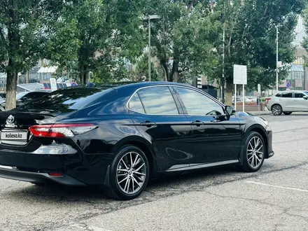 Toyota Camry 2021 года за 18 999 999 тг. в Алматы – фото 2