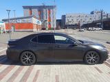 Toyota Camry 2021 года за 12 900 000 тг. в Усть-Каменогорск – фото 2