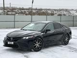 Toyota Camry 2022 года за 12 300 000 тг. в Атырау
