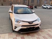 Toyota RAV4 2018 года за 13 300 000 тг. в Атырау